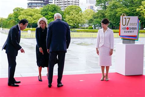 外媒：在广岛G7峰会期间拜登下台阶时险些摔倒，事后装作“无事发生”