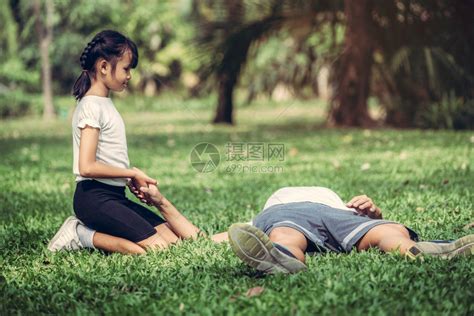 小女孩在公园给父亲按摩高清图片下载-正版图片302448509-摄图网