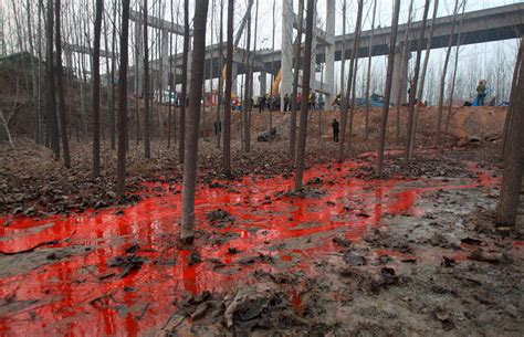 河南义昌大桥坍塌现场现不明红色液体 居民担忧水源(图) - 青岛新闻网