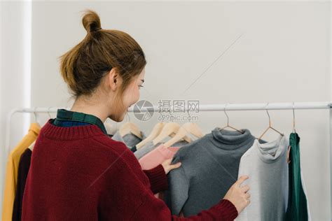 在工作室工作的时装设计师在车间测量衣服的女人成功的时尚业务裁缝工高清图片下载-正版图片504195606-摄图网