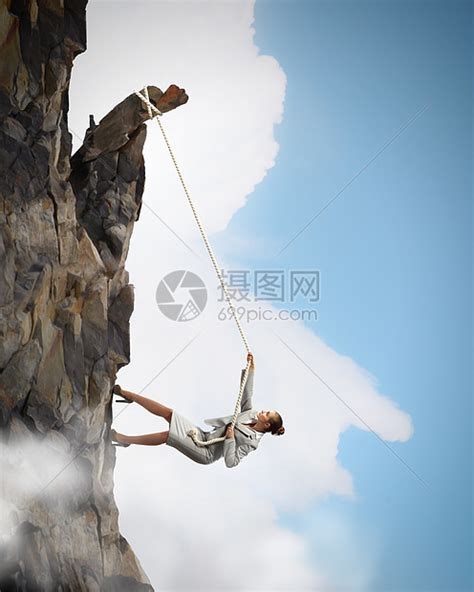 女商人爬山女商人爬上陡峭的山上挂绳子上高清图片下载-正版图片300503209-摄图网