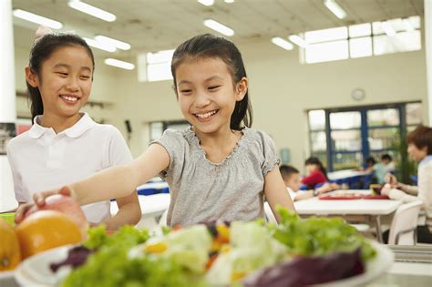 茶水间,健康食物,学校,学生,学校餐,自助餐厅,餐盘,儿童教育,8岁到9岁,膳食摄影素材,汇图网www.huitu.com