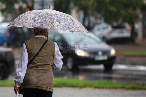 撑雨伞非主流头像