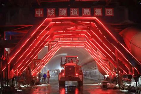 重庆铁路枢纽东环线最长隧道顺利完工__财经头条