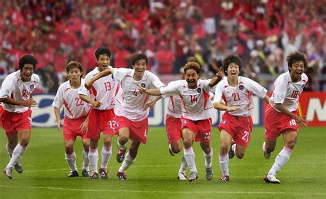 2002年韩日世界杯德国vs韩国(2002亚洲足球之耻！韩国靠黑哨淘汰两大世界冠军，你敢进我就敢吹)