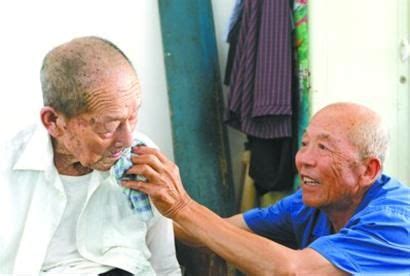 78岁老人拾荒赚钱照顾102岁岳父等3名老人(图)|老人|照顾_新浪新闻