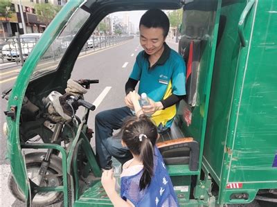 小学生街头赠水送清凉 - 大同新闻网