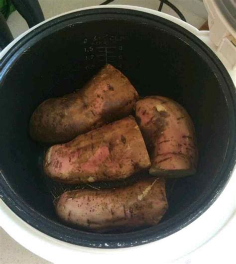 煮红薯时，直接下锅是不对的，大厨教我1招技巧，原汁原味更香甜