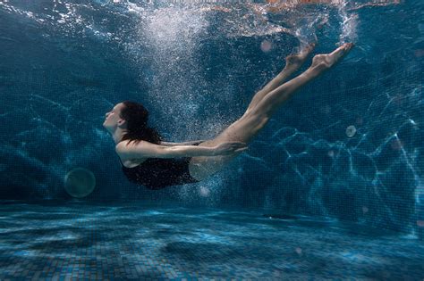 水下,游泳池,充气筏,女人,动作影片,静水,美人鱼,浮潜,在下面,水,摄影素材,汇图网www.huitu.com