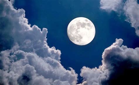 月亮表达思念优美句子 描写月亮和心情的句子-句子巴士