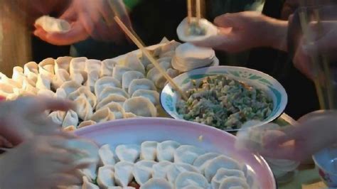 这才是正确的“包饺子”手法，对折再一挤，轻松做出大肚水饺！__财经头条