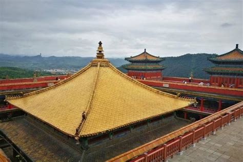 承德外八庙第一座皇家寺庙，是世界遗产，藏有世界最大的金漆木雕__财经头条