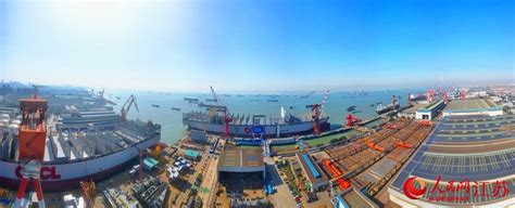 全球最大集装箱船在江苏南通完工