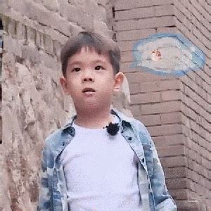 嗯哼哭表情包图片