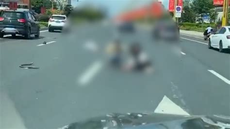 南充发生一起交通事故两女子倒地流血，交警正调查_凤凰网视频_凤凰网