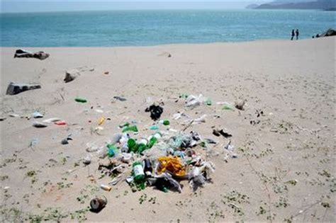 高清:探青岛唯一白色沙滩 醉人景色遭垃圾袭扰 - 青岛新闻网