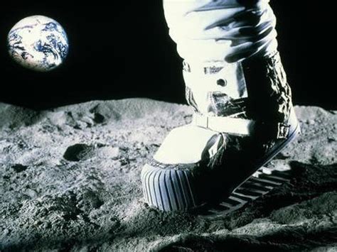 阿姆斯特朗当年在月球留下的脚印，如今怎么样了？|阿姆斯特朗|月球|脚印_新浪新闻