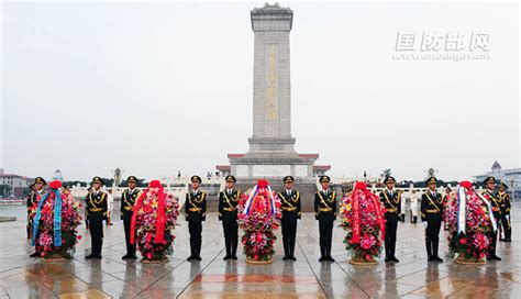 高清：上合组织成员国军队总长向人民英雄纪念碑敬献花篮【3】--军事--人民网
