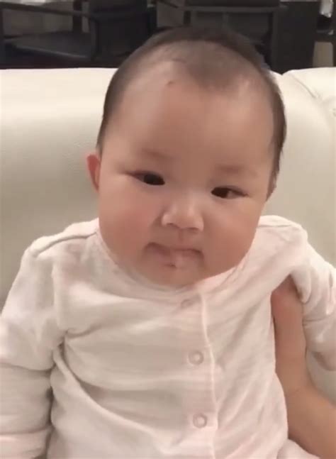 王祖蓝女儿2岁到爸爸腰 网友：很快能超过爸爸了