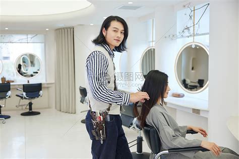 给女顾客设计发型的理发师形象高清图片下载-正版图片502380147-摄图网