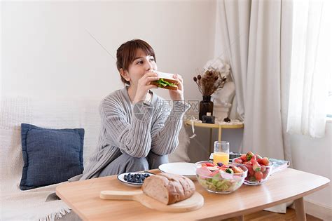 居家女性吃早餐高清图片下载-正版图片501162001-摄图网