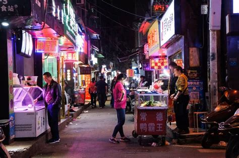 张家界南门口,特色夜市和欣赏澧水河夜景不二选择，游客常去地方