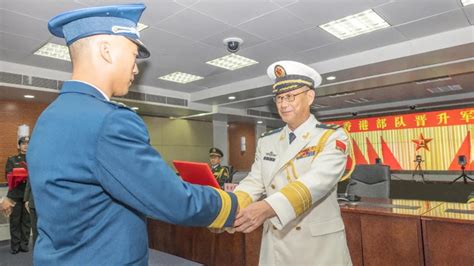 驻香港部队隆重举行晋升军衔仪式_凤凰网