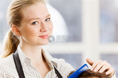 美容院理发师女理发师椅子上的轻人高清图片下载-正版图片300365868-摄图网