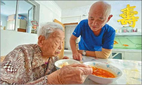 百岁老奶奶是个热心肠 - 齐鲁晚报数字报刊