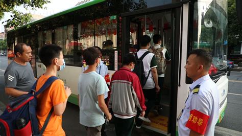 道县：公交车驾驶员休息时间“兼职”站台引导员__道县新闻网