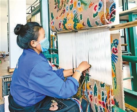 西藏非遗产品虎毯：用温柔的手 驯服凶猛的野兽_荔枝网新闻