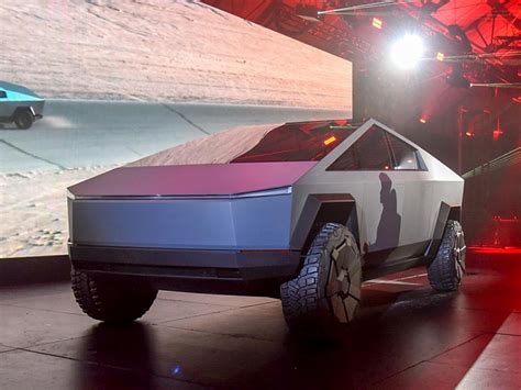 特斯拉首款皮卡实车曝光，用不锈钢外壳，外观很科幻时尚-新浪汽车