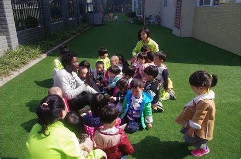 一堂生动的户外英语课_成都市温江区时代西锦伟才幼儿园欢迎您