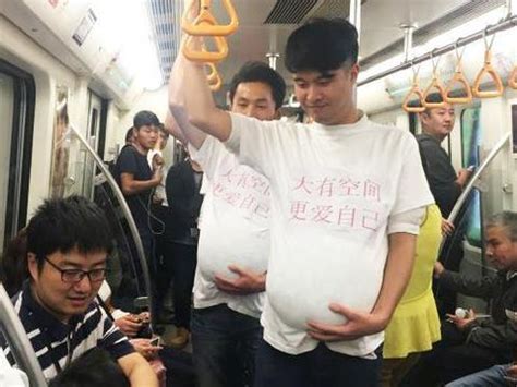 武汉地铁车厢内孕妇晕倒，多名大学生齐力相助凤凰网湖北_凤凰网