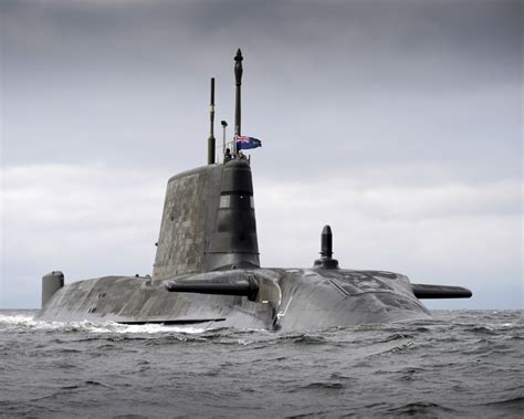 英军第三艘机敏级核潜艇出海 奇特造型挺气势 - 海洋财富网