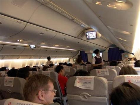 当飞机上发生紧急情况时 乘务员都在做什么？_旅客