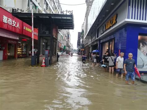 直击广州暴雨：番禺大石路口水流成河，市民趟水过街_南方网