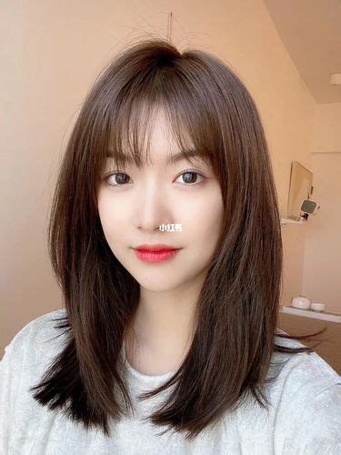 甜美女生长发栗色头像