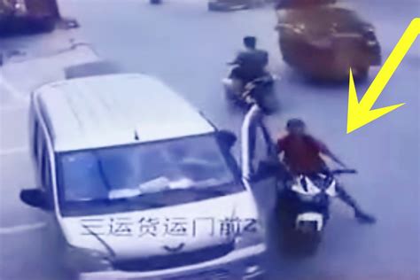 致命“开门杀”！监拍：男子撞上车门倒地 随后遭过路车碾压身亡_凤凰网视频_凤凰网