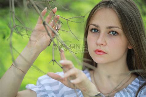 一个女孩在春天高清图片下载-正版图片506325437-摄图网