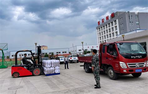 四川省军区启动抗震救灾应急预案，单兵帐篷、携行被褥、饮用水等物资陆续送达
