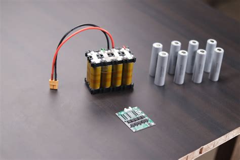 四个电池怎么安装图片,4节电池连接图,四个五号电池怎么连接_大山谷图库