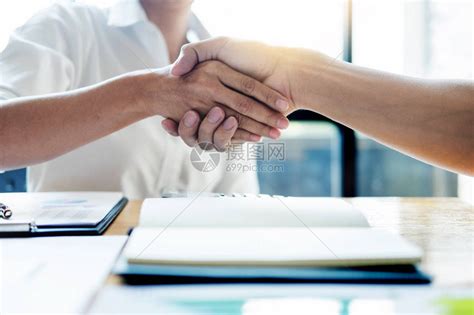 谈生意两个自信的生意人在会议结束后一起与伙伴握手成功的接洽交易理念高清图片下载-正版图片507464913-摄图网