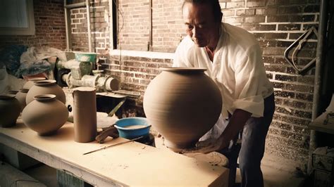 陶工在陶轮上做陶罐图片-陶工用陶土在陶轮上手工制作素材-高清图片-摄影照片-寻图免费打包下载