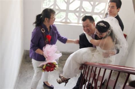 婚礼仪式新娘和新郎一起做第一件案子把美丽的婚礼蛋糕切下来高清图片下载-正版图片502801885-摄图网