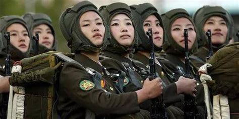 朝鲜大阅兵，女兵踢正步惊艳亮相，现场掌声不断！_腾讯视频