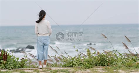 女人的背影坐下来看海高清图片下载-正版图片502652232-摄图网