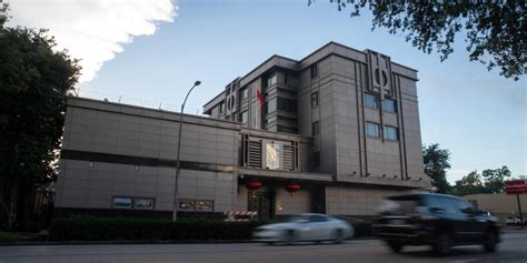 美媒：美方人员“接管”中国驻休斯敦总领事馆