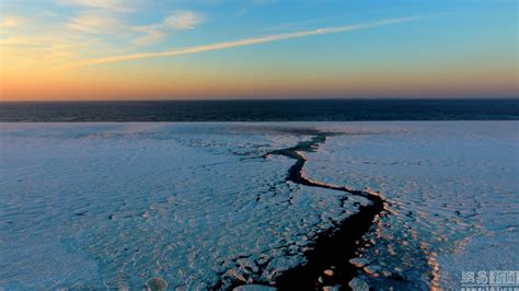 被网红当成“钻石海”打卡 有人还拍出了冰山的感觉 哈尔滨的冰块火了 警方提示：江已开化 岸边湿滑 游客尽量不要靠近