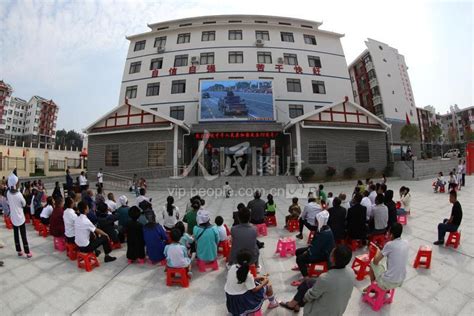 贵州三都：移民群众观看国庆大阅兵-人民图片网